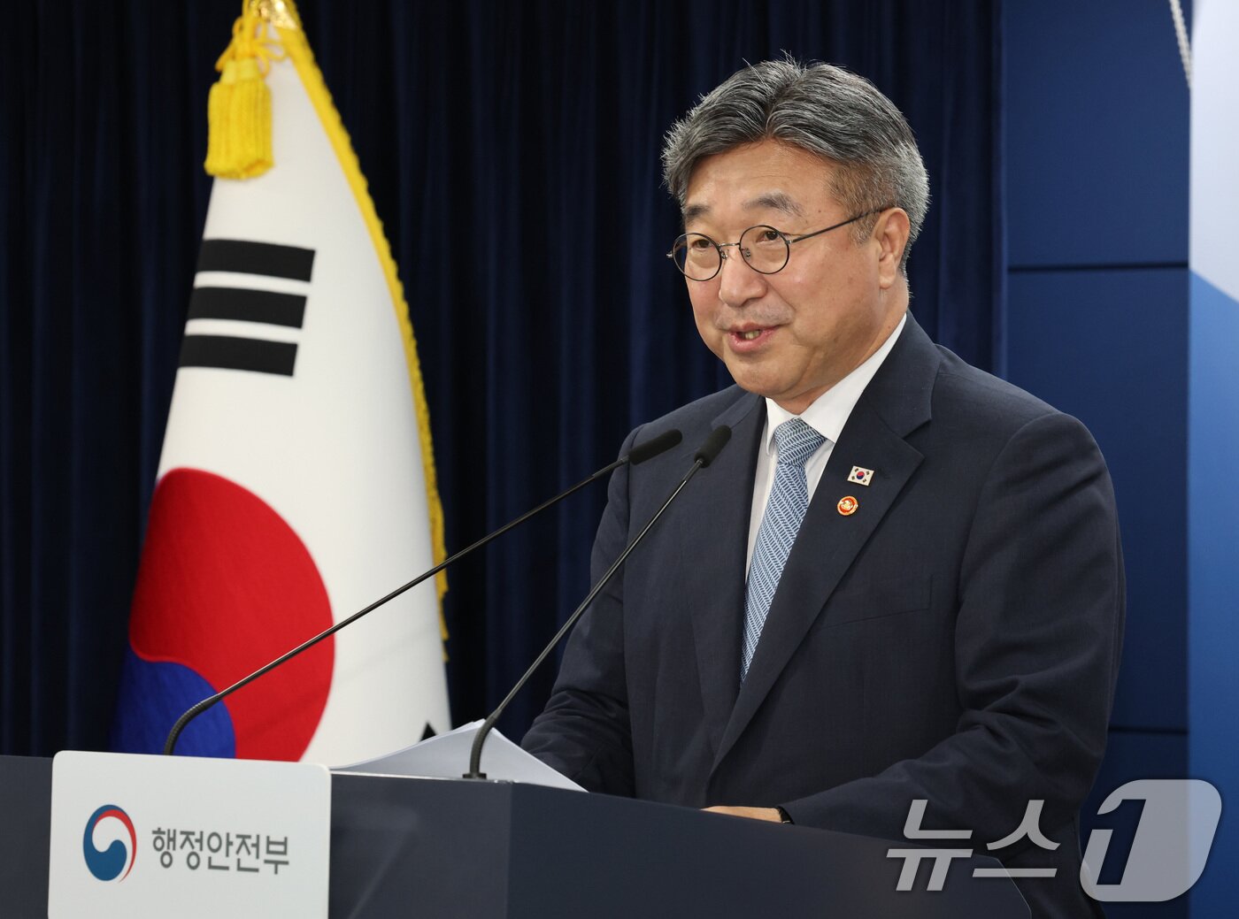 본문 이미지 - 윤호중 행정안전부 장관이 7일 서울 종로구 정부서울청사에서 중수청 현안관련 브리핑을 하고 있다. 윤 장관은 이날 브리핑에서 중대범죄수사청장 후보추천위원회 추천을 바탕으로 김지용 후보자를 중수청장 후보자로 제청한다고 발표 했다. 2026.9.7 ⓒ 뉴스1 이종덕 기자