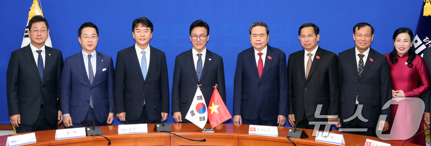 (서울=뉴스1) 황기선 기자 = 김민석 더불어민주당 대표가 7일 오후 서울 여의도 국회에서 쩐 타잉 먼 베트남 국회의장을 접견, 참석자들과 기념 촬영을 하고 있다.  2026.9. …