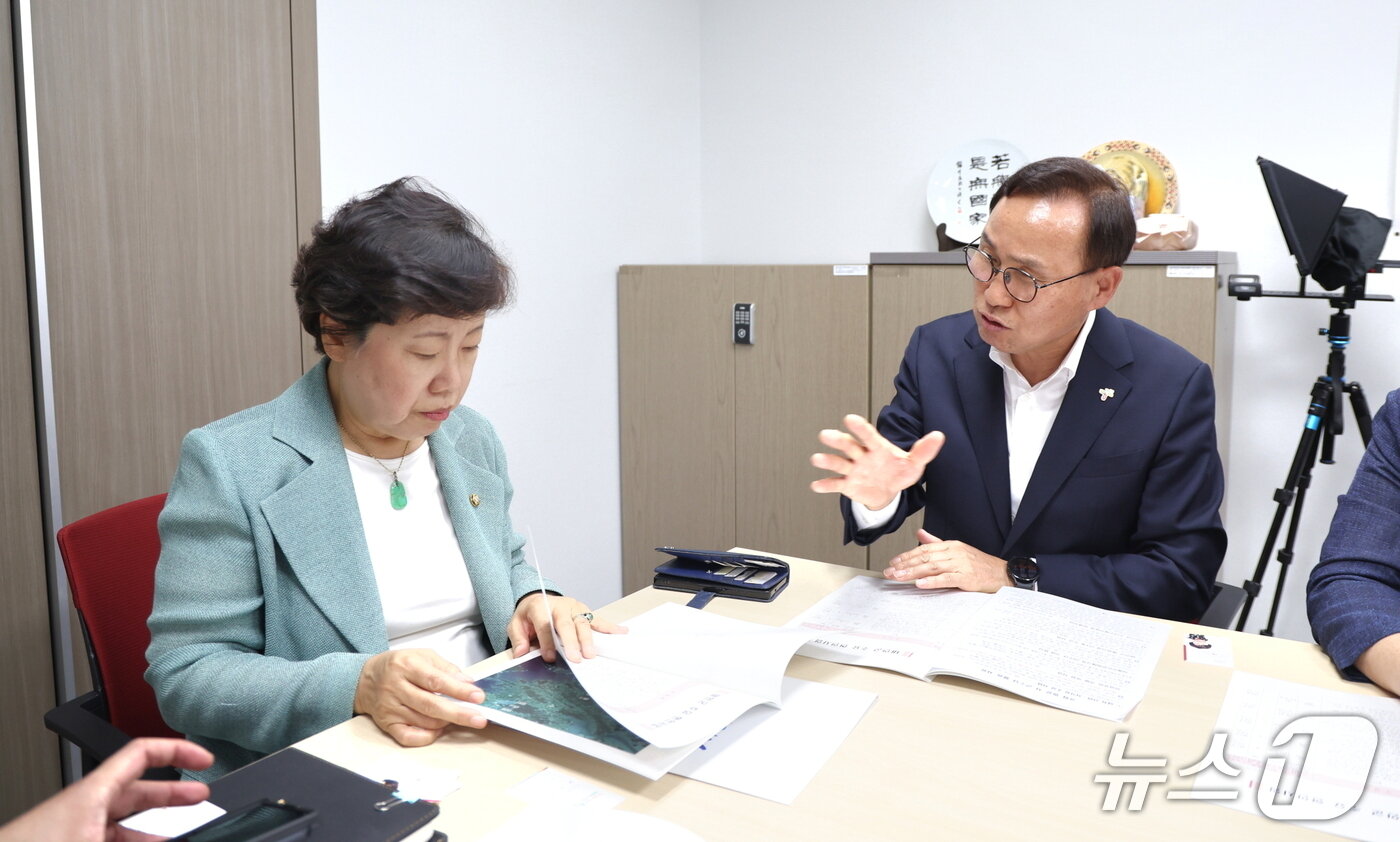 본문 이미지 - 윤희신 태안군수(오른쪽)가 7일 국회를 방문해 조배숙 의원에게 지역 현안사업에 대한 국비 지원과 제도개선을 건의하고 있다.(태안군 제공. 재판매 및 DB금지)