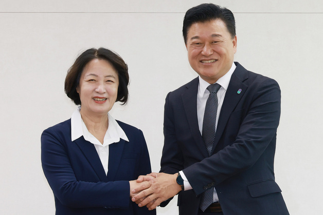 추미애·신용한, 지방재정 개편 공조…"법인세 5% 지방 배분"(종합)