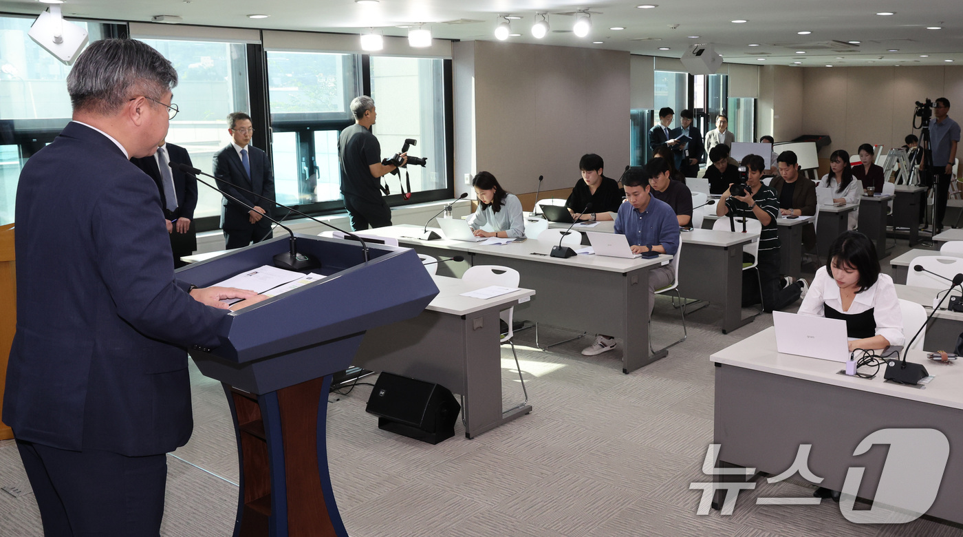 (서울=뉴스1) 이종덕 기자 = 윤호중 행정안전부 장관이 7일 서울 종로구 정부서울청사에서 중수청 현안관련 브리핑을 하고 있다.  윤 장관은 이날 브리핑에서 중대범죄수사청장 후보추 …