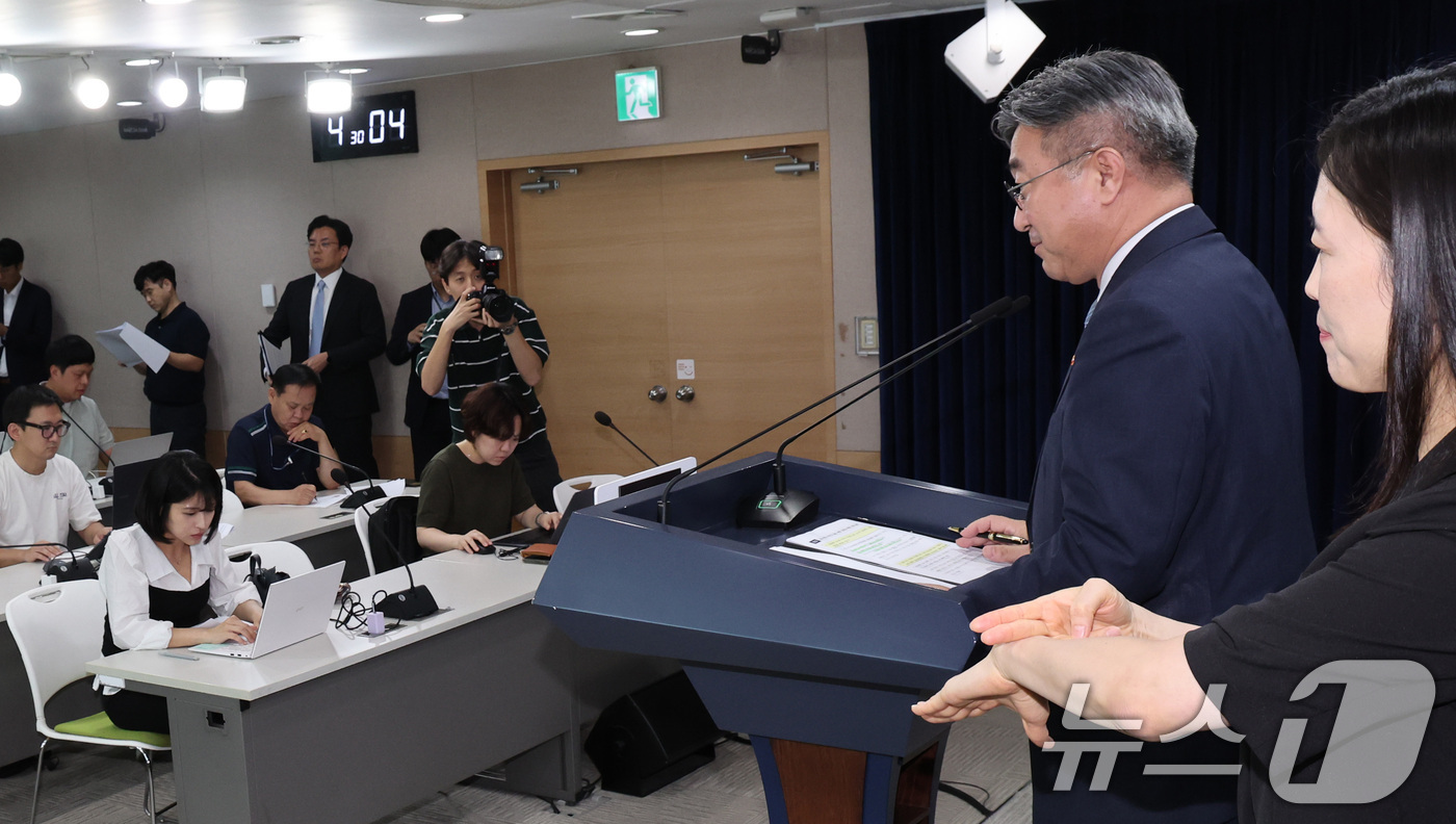 (서울=뉴스1) 이종덕 기자 = 윤호중 행정안전부 장관이 7일 서울 종로구 정부서울청사에서 중수청 현안관련 브리핑을 하고 있다.  윤 장관은 이날 브리핑에서 중대범죄수사청장 후보추 …