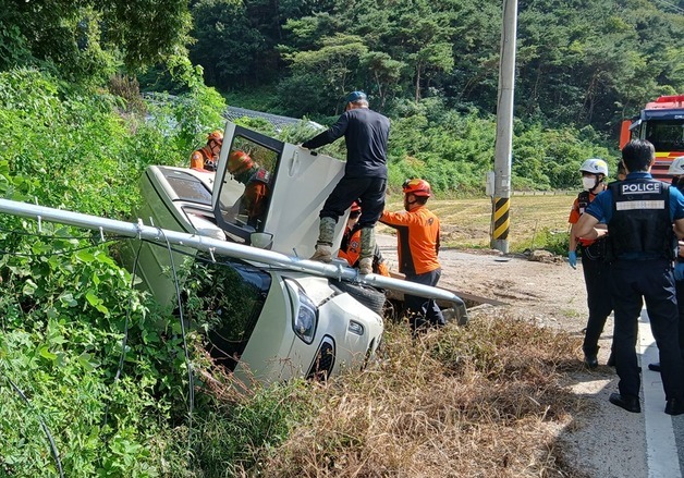 남원 도로 달리던 경차 보안등 충격 후 전도…10대 경상
