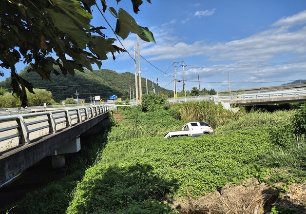 강진서 1톤 화물차 냇가 추락…20대 운전자 경상