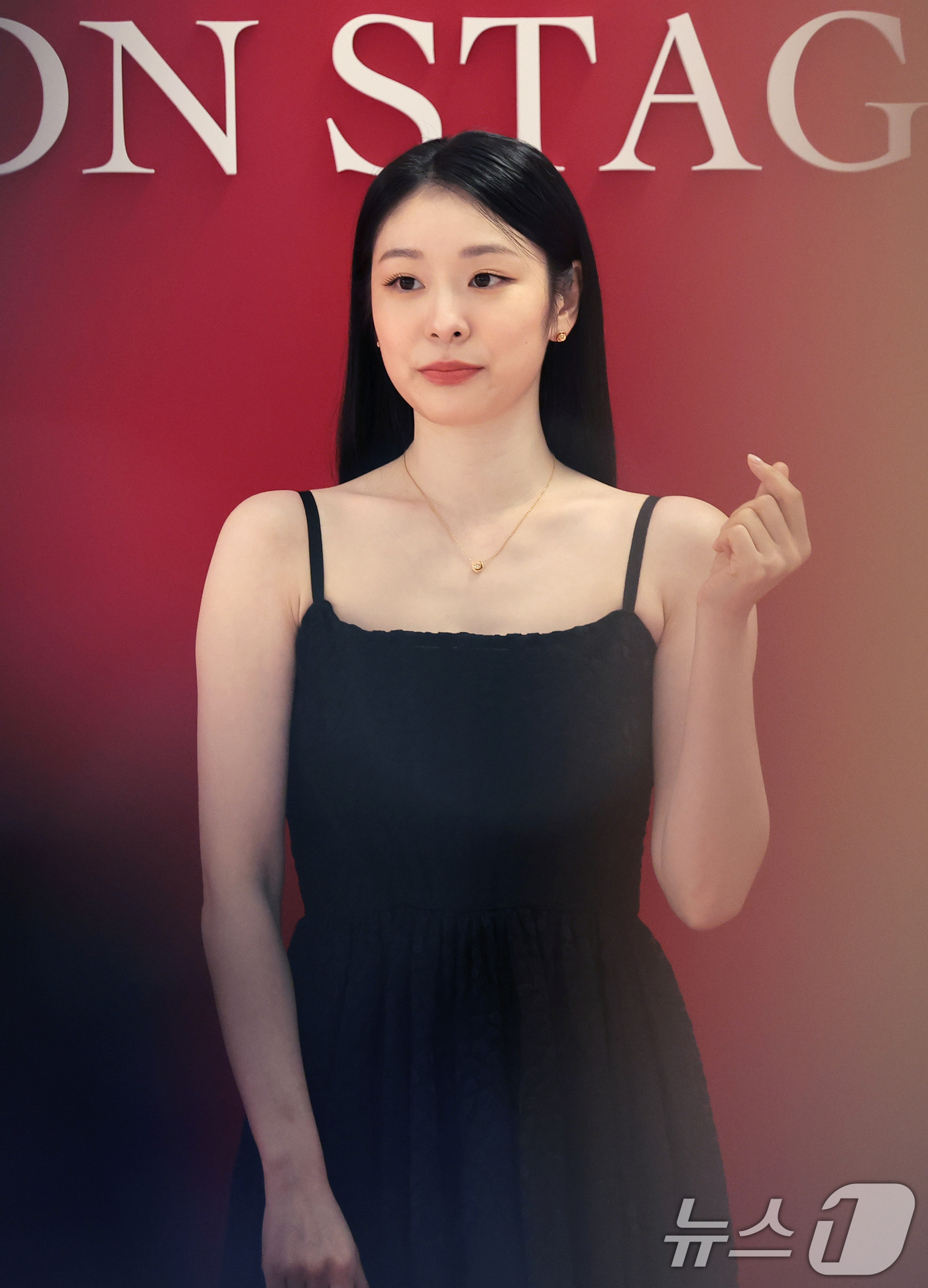 (서울=뉴스1) 권현진 기자 = 피겨여왕 김연아가 7일 오후 서울 송파구 롯데백화점 잠실점에서 열린 크리스챤 디올 뷰티 ‘루즈 디올 온스테이지 컬렉션’ 팝업 스토어 포토콜 행사에 …