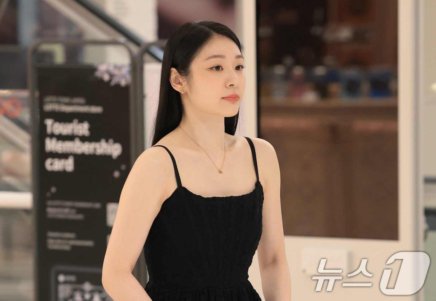 (서울=뉴스1) 권현진 기자 = 피겨여왕 김연아가 7일 오후 서울 송파구 롯데백화점 잠실점에서 열린 크리스챤 디올 뷰티 ‘루즈 디올 온스테이지 컬렉션’ 팝업 스토어 포토콜 행사에 …