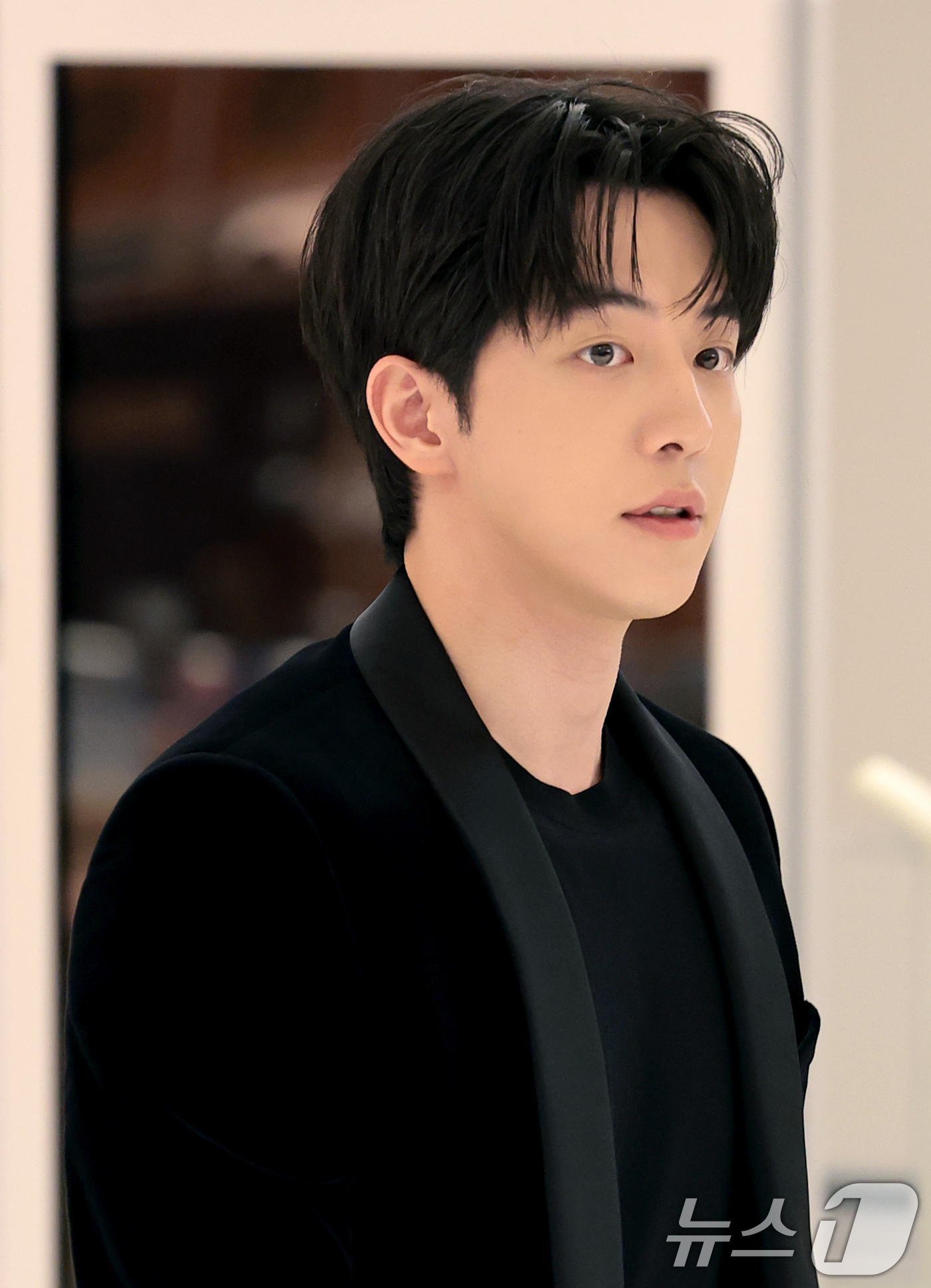 (서울=뉴스1) 권현진 기자 = 배우 남주혁이 7일 오후 서울 송파구 롯데백화점 잠실점에서 열린 크리스챤 디올 뷰티 ‘루즈 디올 온스테이지 컬렉션’ 팝업 스토어 포토콜 행사에 참석 …