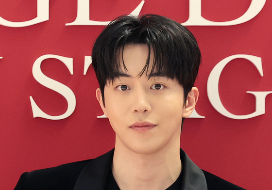 남주혁, 근사한 손 인사