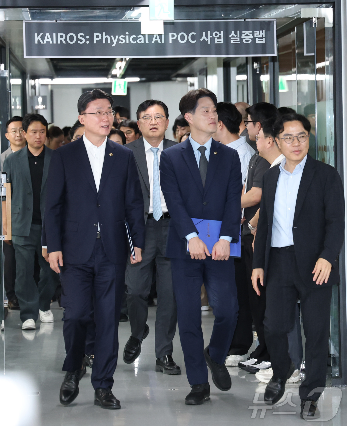 (대전=뉴스1) 김기남 기자 = 류제명 과학기술정보통신부 2차관(왼쪽)이 7일 대전 KAIST 에서 열린 피지컬 AI 협업 현장방문 및 기업 간담회에 참석하여 노용석 중기부 1차관 …