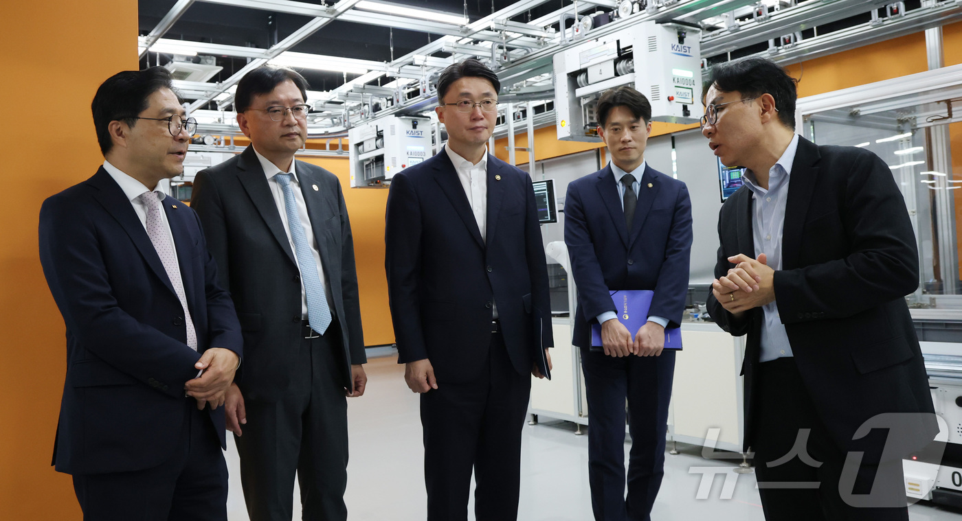 (대전=뉴스1) 김기남 기자 = 류제명 과학기술정보통신부 2차관이 7일 대전 KAIST 에서 열린 피지컬 AI 협업 현장방문 및 기업 간담회에 참석하여 노용석 중기부 1차관과 AI …