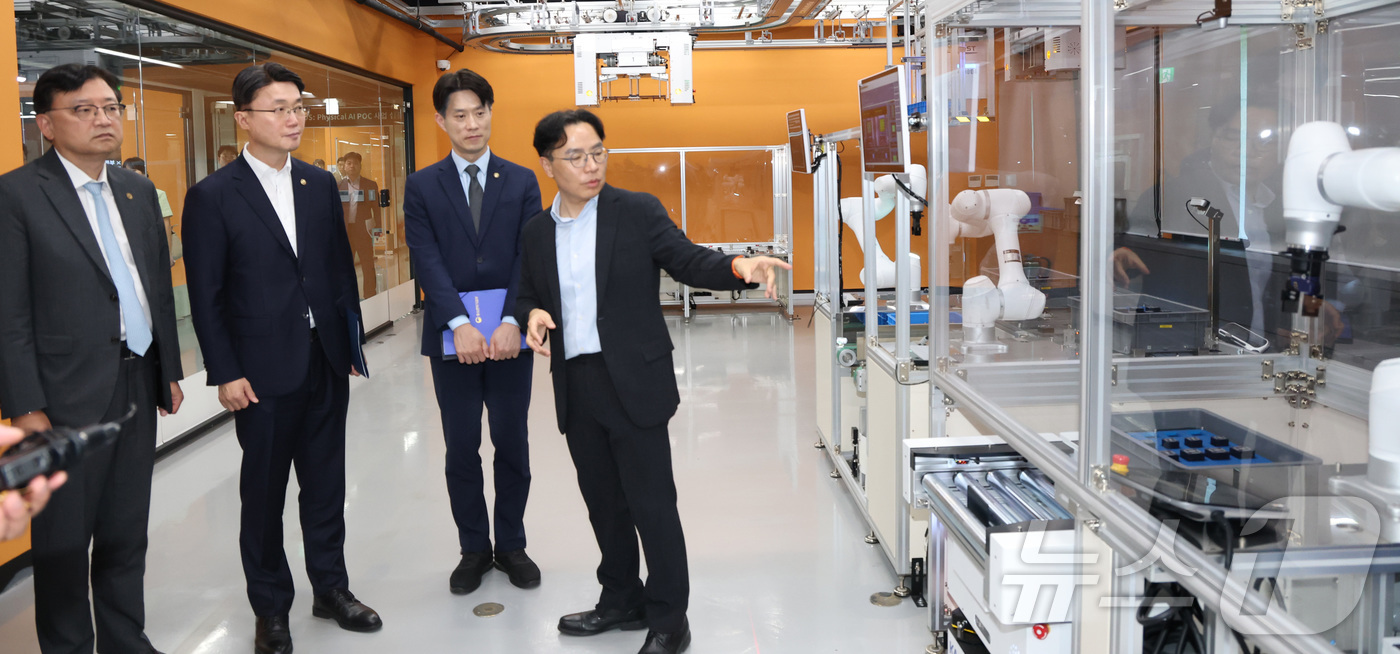 (대전=뉴스1) 김기남 기자 = 류제명 과학기술정보통신부 2차관이 7일 대전 KAIST 에서 열린 피지컬 AI 협업 현장방문 및 기업 간담회에 참석하여 노용석 중기부 1차관과 AI …