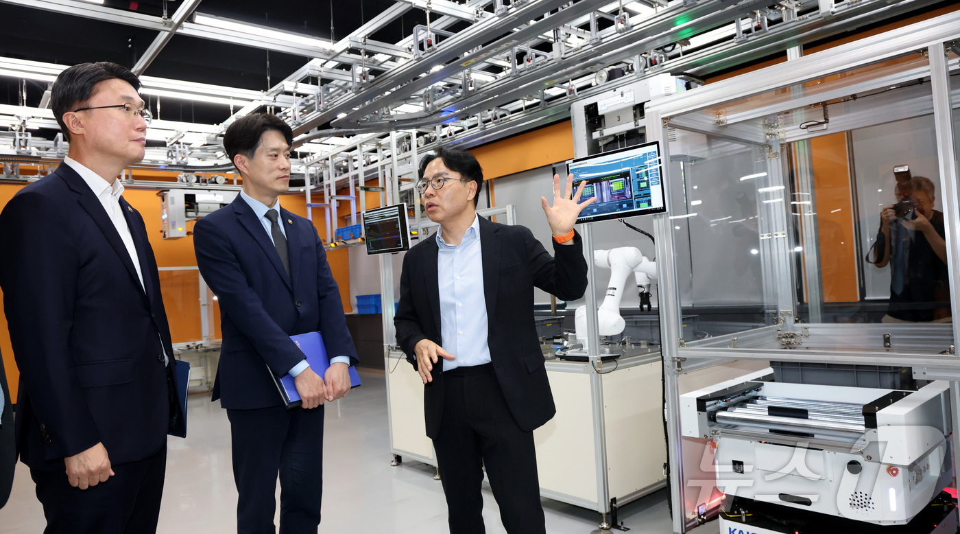 (대전=뉴스1) 김기남 기자 = 류제명 과학기술정보통신부 2차관(왼쪽)이 7일 대전 KAIST 에서 열린 피지컬 AI 협업 현장방문 및 기업 간담회에 참석하여 노용석 중기부 1차관 …