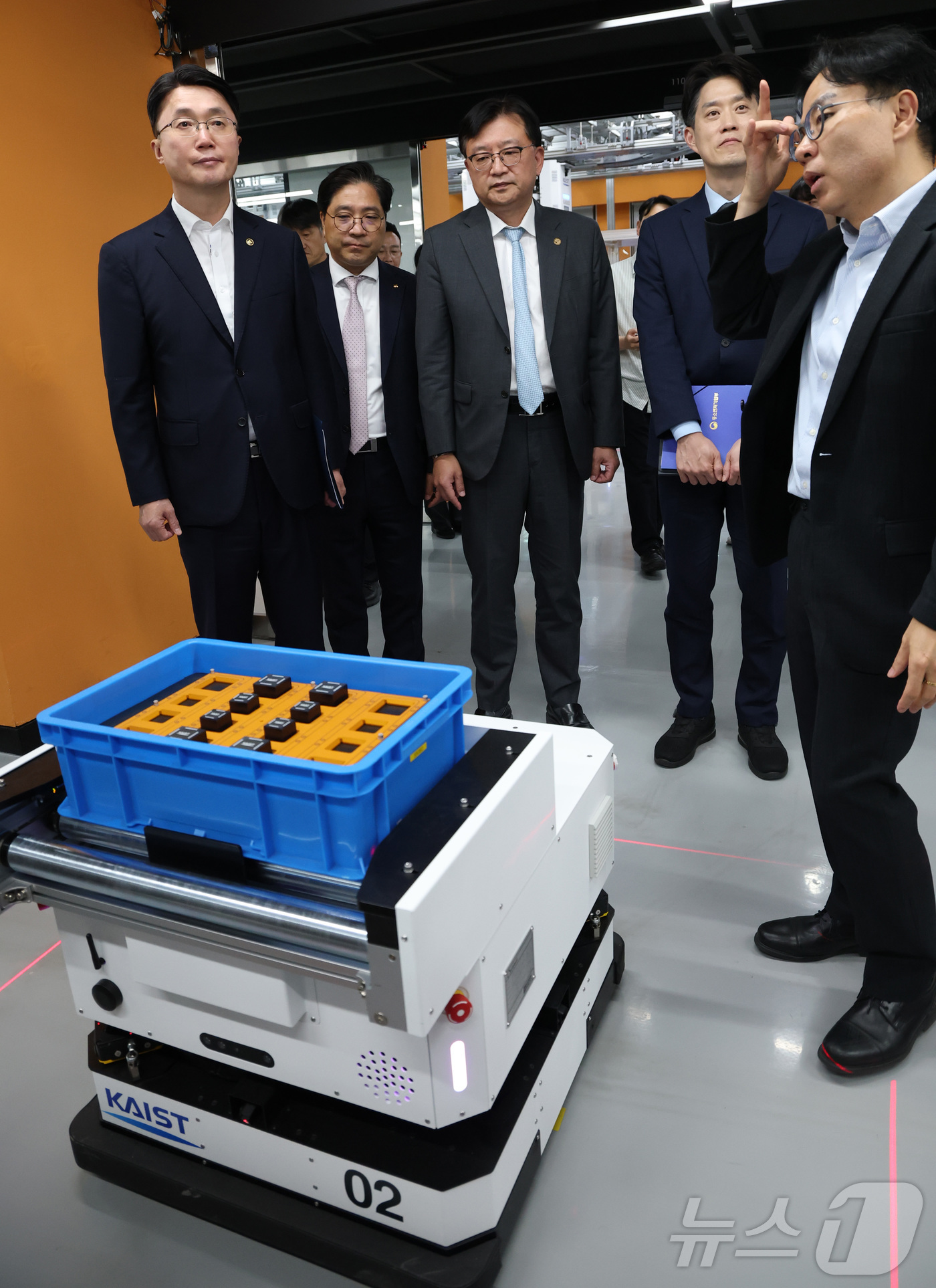 (대전=뉴스1) 김기남 기자 = 류제명 과학기술정보통신부 2차관이 7일 대전 KAIST 에서 열린 피지컬 AI 협업 현장방문 및 기업 간담회에 참석하여 노용석 중기부 1차관과 AI …
