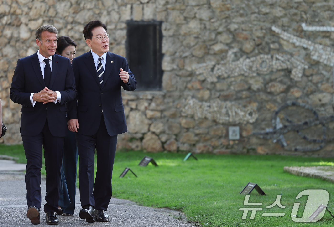 (생폴드방스(프랑스)=뉴스1) 이재명 기자 = 프랑스를 국빈 방문 중인 이재명 대통령이 7일(현지시간) 생폴드방스 매그 재단에 도착, 환영나온 에마뉘엘 마크롱 프랑스 대통령과 뤼미 …