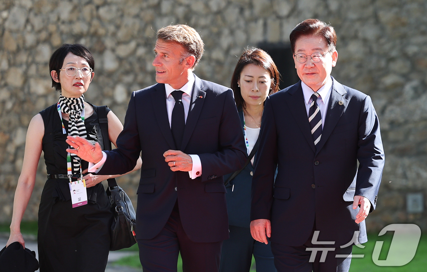 (생폴드방스(프랑스)=뉴스1) 이재명 기자 = 프랑스를 국빈 방문 중인 이재명 대통령이 7일(현지시간) 생폴드방스 매그 재단에 도착, 환영나온 에마뉘엘 마크롱 프랑스 대통령과 뤼미 …