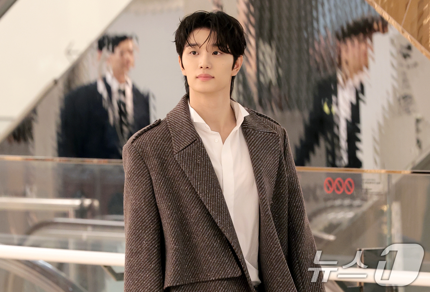 (서울=뉴스1) 권현진 기자 = 배우 김재원이 7일 오후 서울 송파구 롯데백화점 잠실점에서 열린 크리스챤 디올 뷰티 ‘루즈 디올 온스테이지 컬렉션’ 팝업 스토어 포토콜 행사에 참석 …