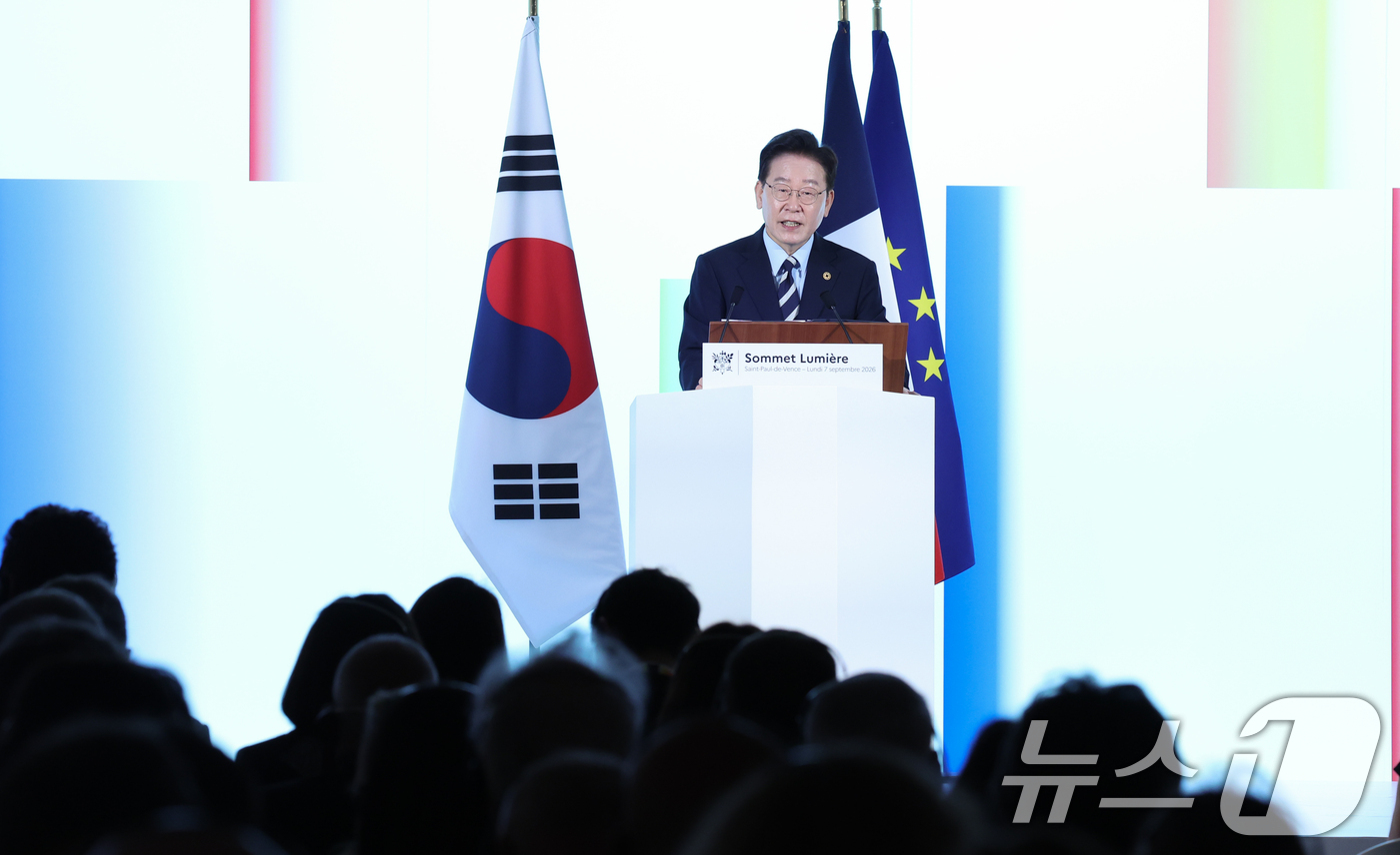 (생폴드방스(프랑스)=뉴스1) 이재명 기자 = 프랑스를 국빈 방문 중인 이재명 대통령이 7일(현지시간) 생폴드방스 매그 재단 내 니콜 다소 홀에서 열린 뤼미에르 서밋에서 개막연설을 …