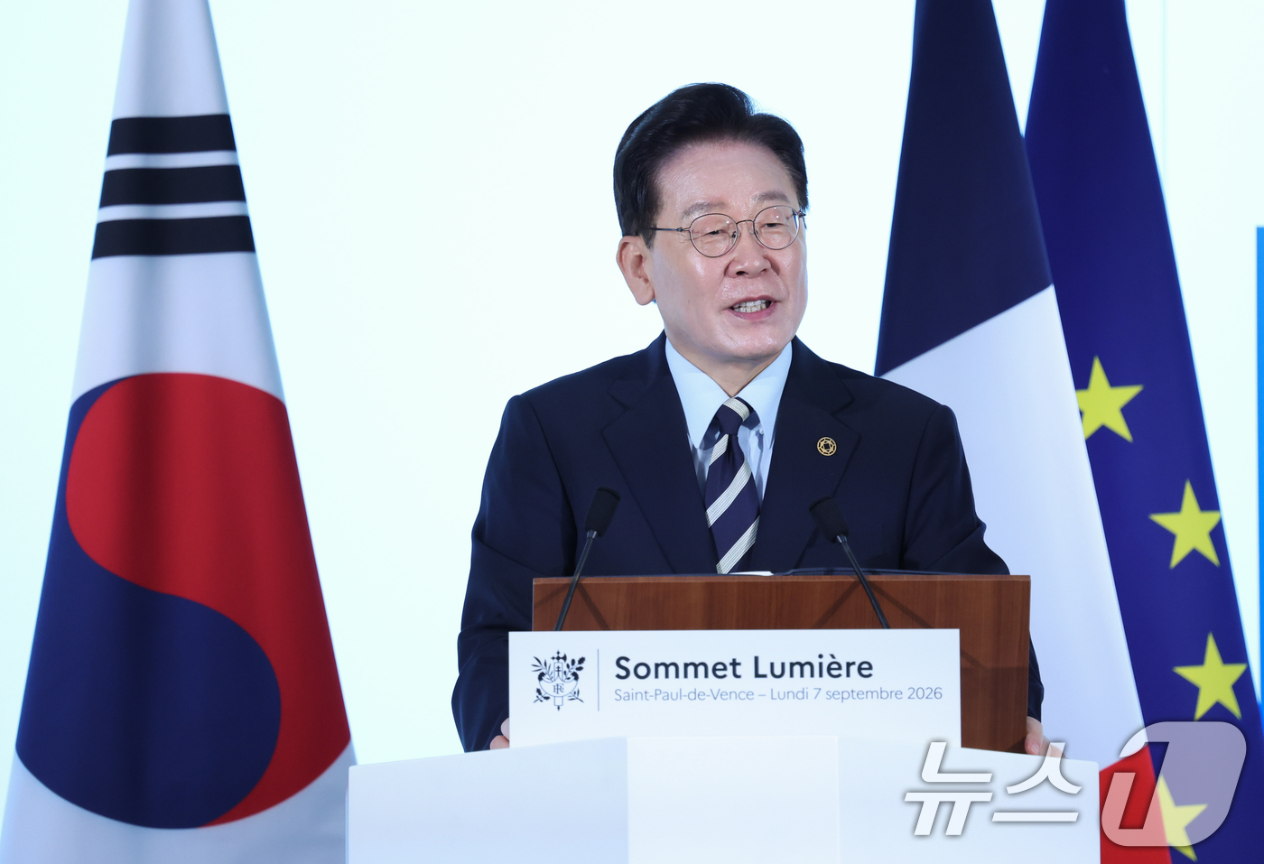 (생폴드방스(프랑스)=뉴스1) 이재명 기자 = 프랑스를 국빈 방문 중인 이재명 대통령이 7일(현지시간) 생폴드방스 매그 재단 내 니콜 다소 홀에서 열린 뤼미에르 서밋에서 개막연설을 …