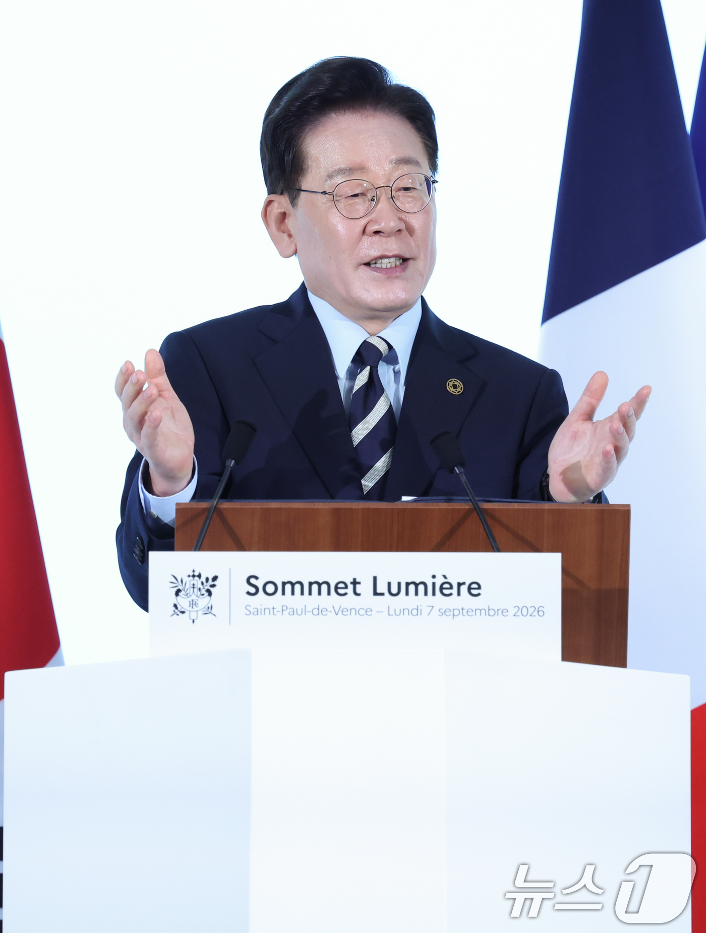 (생폴드방스(프랑스)=뉴스1) 이재명 기자 = 프랑스를 국빈 방문 중인 이재명 대통령이 7일(현지시간) 생폴드방스 매그 재단 내 니콜 다소 홀에서 열린 뤼미에르 서밋에서 개막연설을 …