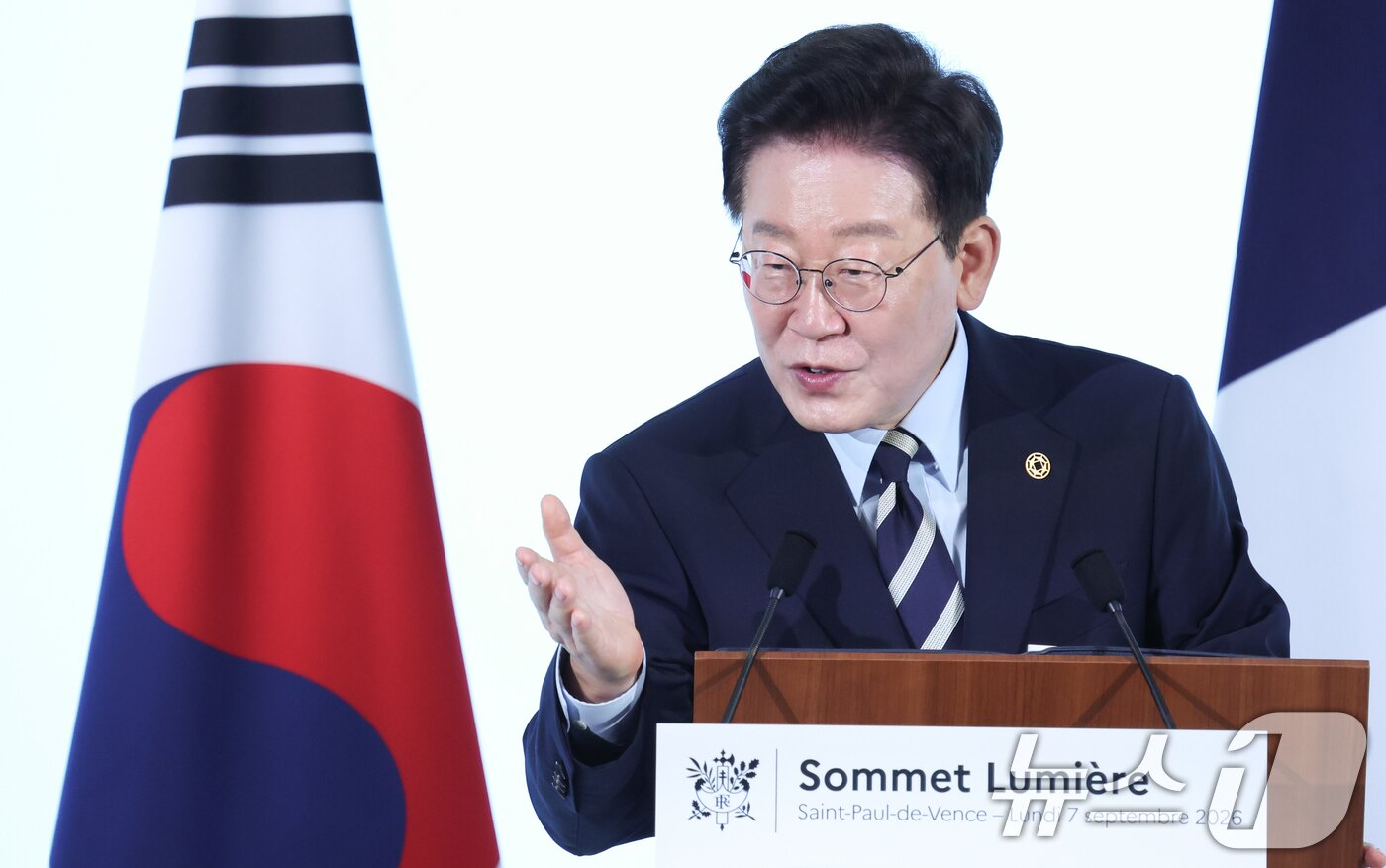 본문 이미지 - 프랑스를 국빈 방문 중인 이재명 대통령이 7일(현지시간) 생폴드방스 매그 재단 내 니콜 다소 홀에서 열린 뤼미에르 서밋에서 개막연설을 하고 있다. 2026.9.7 ⓒ 뉴스1 이재명 기자