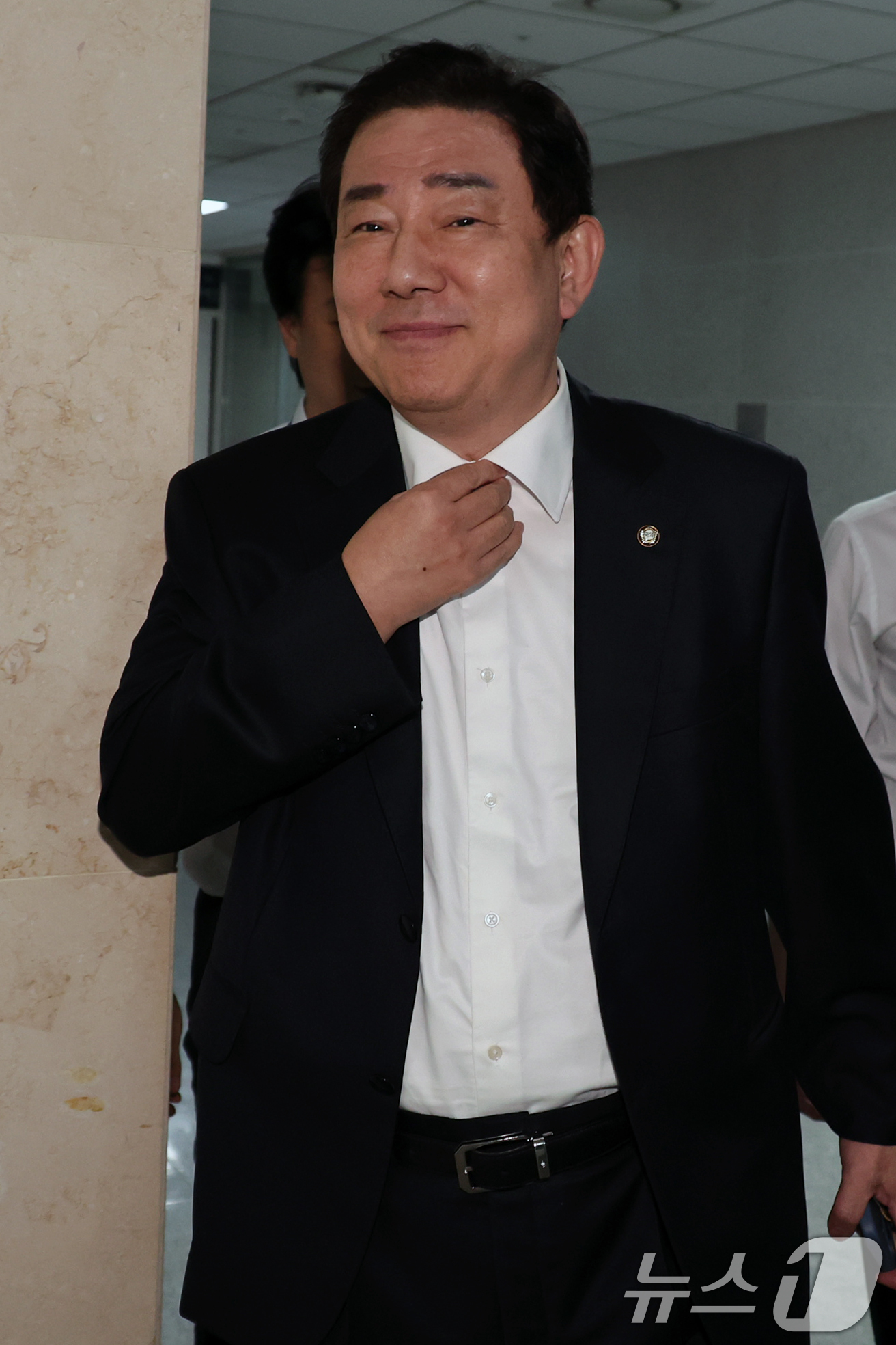 (서울=뉴스1) 황기선 기자 = 김병기 무소속 의원이 7일 오후 서울 여의도 국회 의원회관 의원실을 나서고 있다.이날 경찰은 각종 비위 의혹을 받는 김 의원에 대한 구속영장을 신청 …