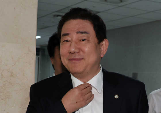 의원실 나서는 김병기 의원