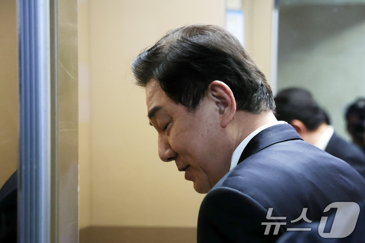 (서울=뉴스1) 황기선 기자 = 김병기 무소속 의원이 7일 오후 서울 여의도 국회 의원회관 의원실을 나서고 있다.이날 경찰은 각종 비위 의혹을 받는 김 의원에 대한 구속영장을 신청 …