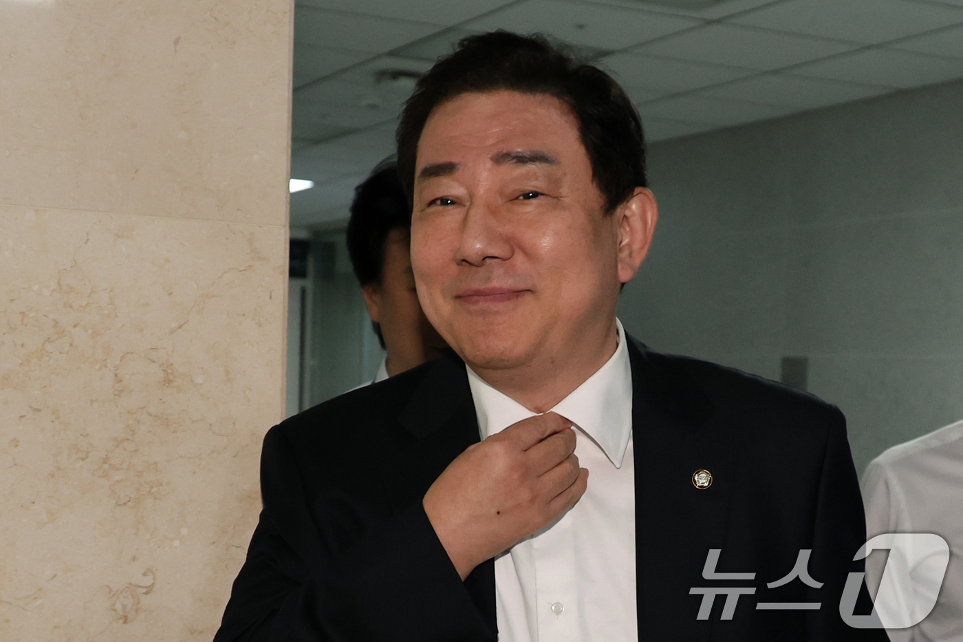 (서울=뉴스1) 황기선 기자 = 김병기 무소속 의원이 7일 오후 서울 여의도 국회 의원회관 의원실을 나서고 있다.이날 경찰은 각종 비위 의혹을 받는 김 의원에 대한 구속영장을 신청 …