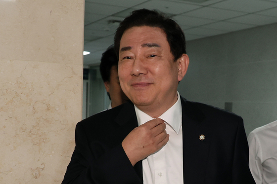 의원실 나서는 김병기 의원