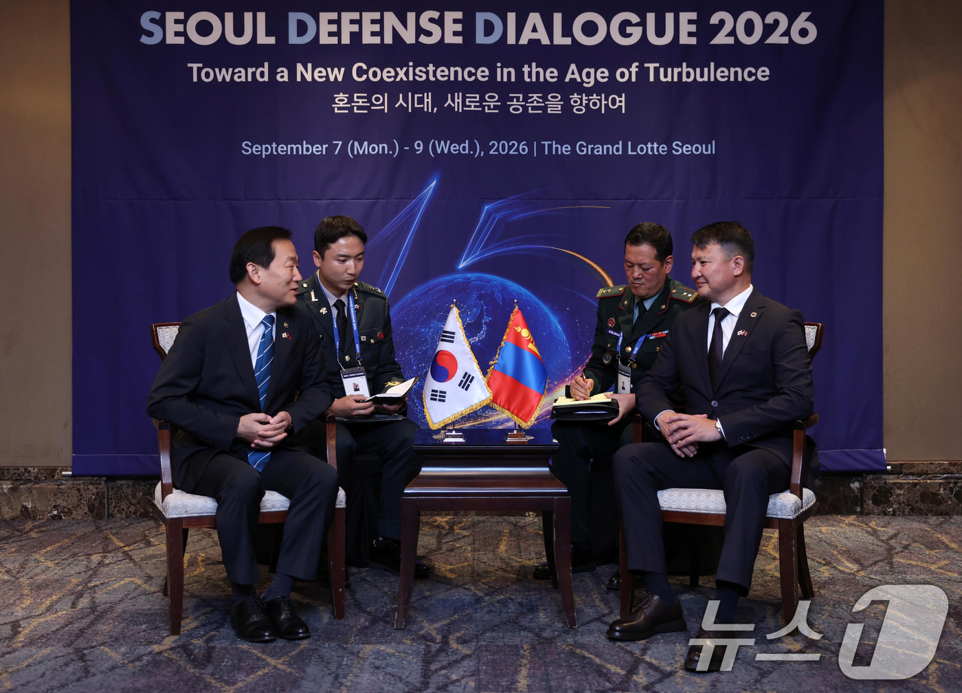 (서울=뉴스1) 김진환 기자 = 이두희 국방부 차관과 다쉬체덴 바산담바 몽골 국방부차관이 7일 서울 중구 더그랜드롯데 서울에서 열린 한-몽골 국방차관 회담에서 대화를 하고 있다. …