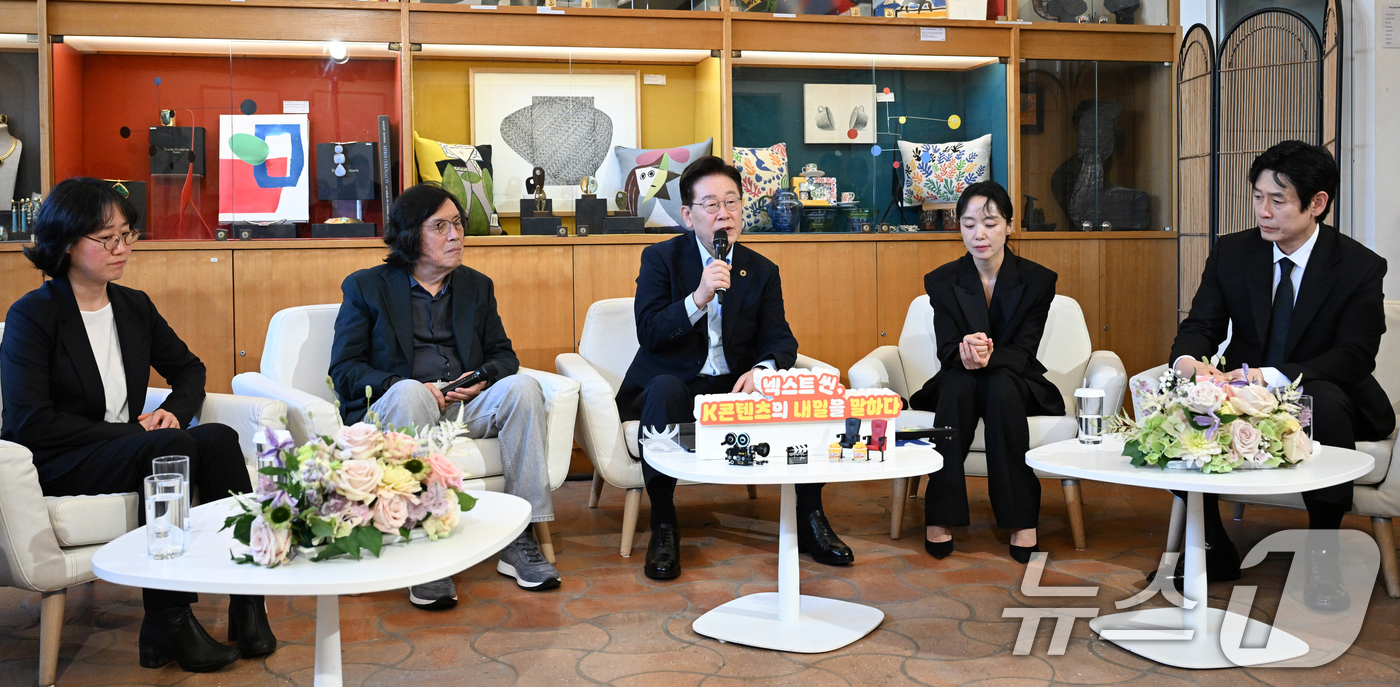 (생폴드방스(프랑스)=뉴스1) 이재명 기자 = 프랑스를 국빈 방문 중인 이재명 대통령이 7일(현지시간) 생폴드방스 매그 재단에서 열린 뤼미에르 서밋에서 영화인과의 대화하고 있다. …