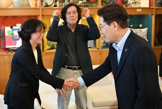 정주리 감독과 인사하는 이재명 대통령