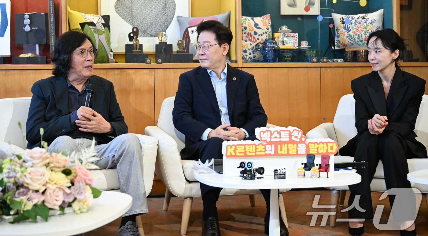 (생폴드방스(프랑스)=뉴스1) 이재명 기자 = 프랑스를 국빈 방문 중인 이재명 대통령이 7일(현지시간) 생폴드방스 매그 재단에서 열린 '뤼미에르 서밋' 영화인과의 대화에서 이창동 …