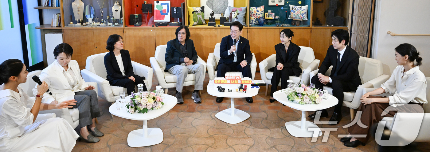 (생폴드방스(프랑스)=뉴스1) 이재명 기자 = 프랑스를 국빈 방문 중인 이재명 대통령이 7일(현지시간) 생폴드방스 매그 재단에서 열린 뤼미에르 서밋에서 영화인과 대화하고 있다. 왼 …