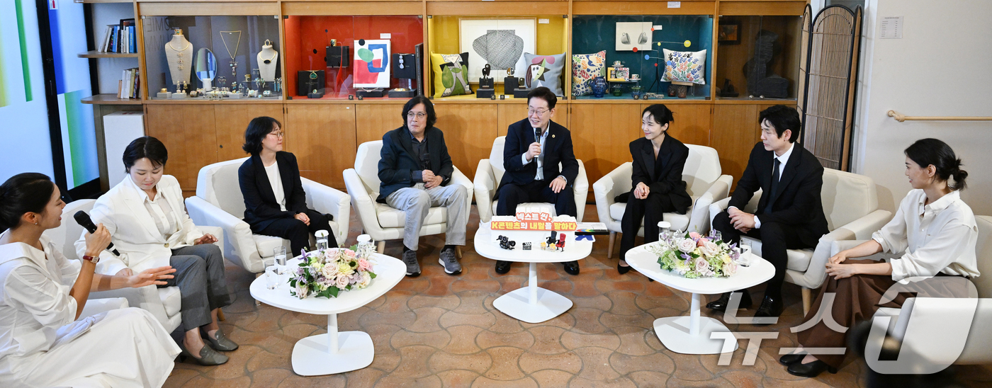 (생폴드방스(프랑스)=뉴스1) 이재명 기자 = 프랑스를 국빈 방문 중인 이재명 대통령이 7일(현지시간) 생폴드방스 매그 재단에서 열린 뤼미에르 서밋에서 영화인과 대화하고 있다. 왼 …