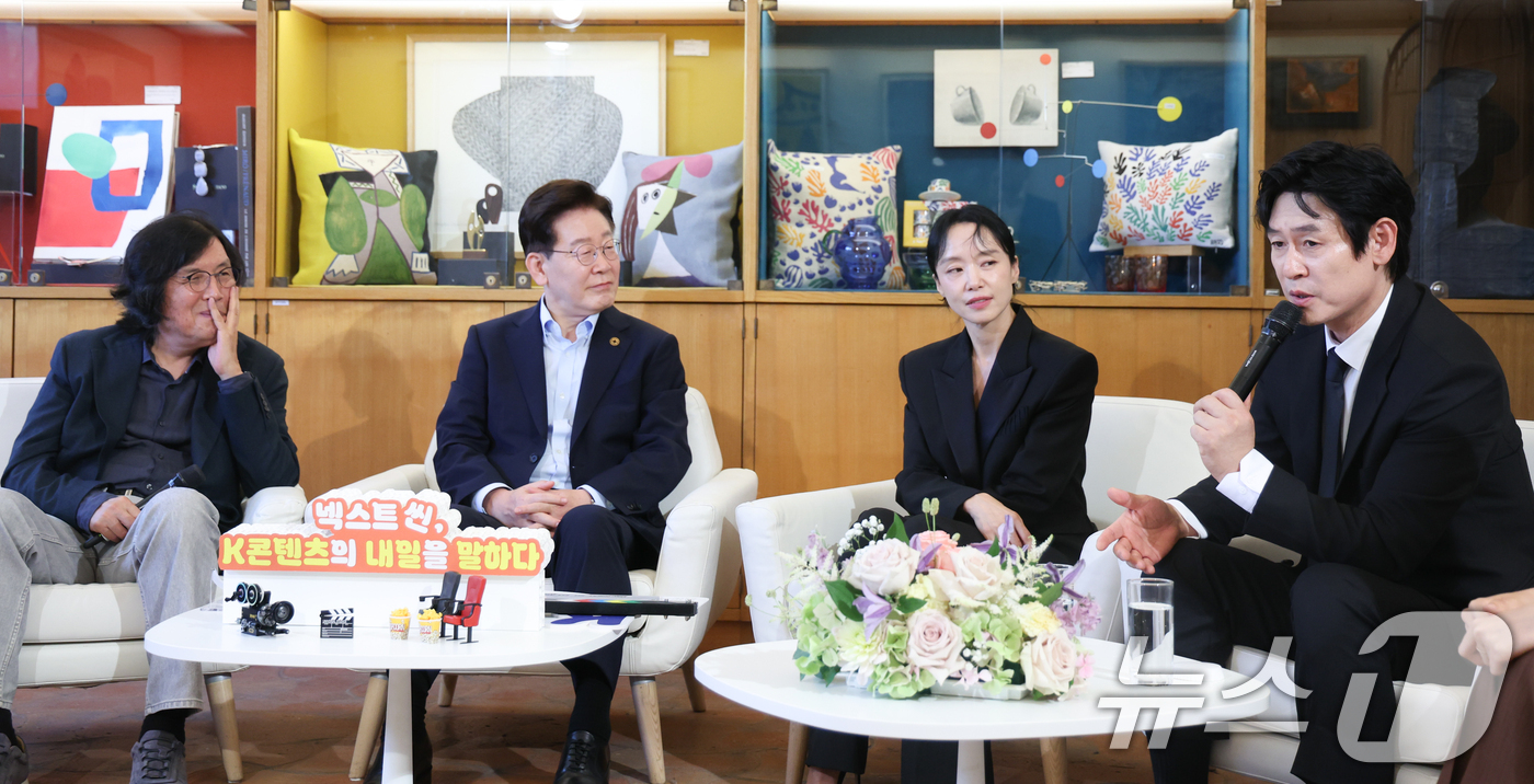 (생폴드방스(프랑스)=뉴스1) 이재명 기자 = 프랑스를 국빈 방문 중인 이재명 대통령이 7일(현지시간) 생폴드방스 매그 재단에서 열린 '뤼미에르 서밋' 영화인과의 대화에서 배우 설 …