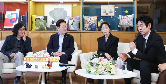 설경구 발언 듣는 이재명 대통령