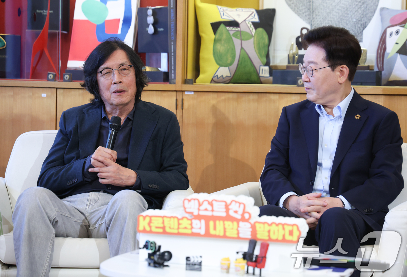 (생폴드방스(프랑스)=뉴스1) 이재명 기자 = 프랑스를 국빈 방문 중인 이재명 대통령이 7일(현지시간) 생폴드방스 매그 재단에서 열린 '뤼미에르 서밋' 영화인과의 대화에서 이창동 …