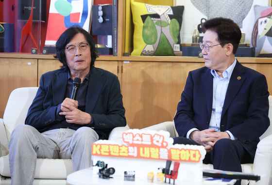이창동 감독 발언 듣는 이재명 대통령