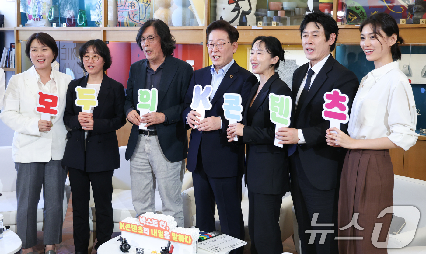 (생폴드방스(프랑스)=뉴스1) 이재명 기자 = 프랑스를 국빈 방문 중인 이재명 대통령이 7일(현지시간) 생폴드방스 매그 재단에서 열린 '뤼미에르 서밋' 영화인과의 대화에서 참석자들 …