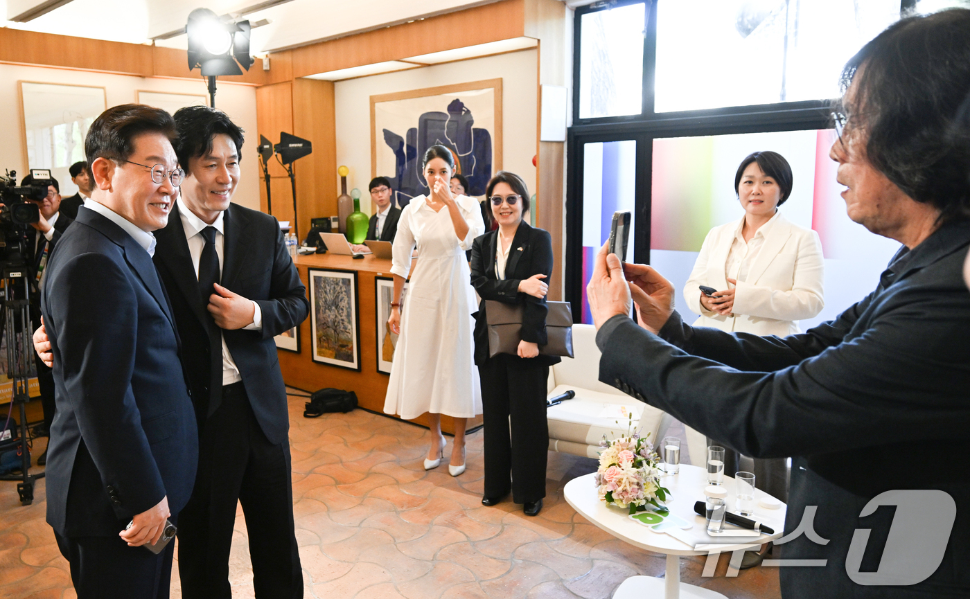 (생폴드방스(프랑스)=뉴스1) 이재명 기자 = 프랑스를 국빈 방문 중인 이재명 대통령이 7일(현지시간) 생폴드방스 매그 재단에서 열린 '뤼미에르 서밋' 영화인과의 대화에서 배우 설 …
