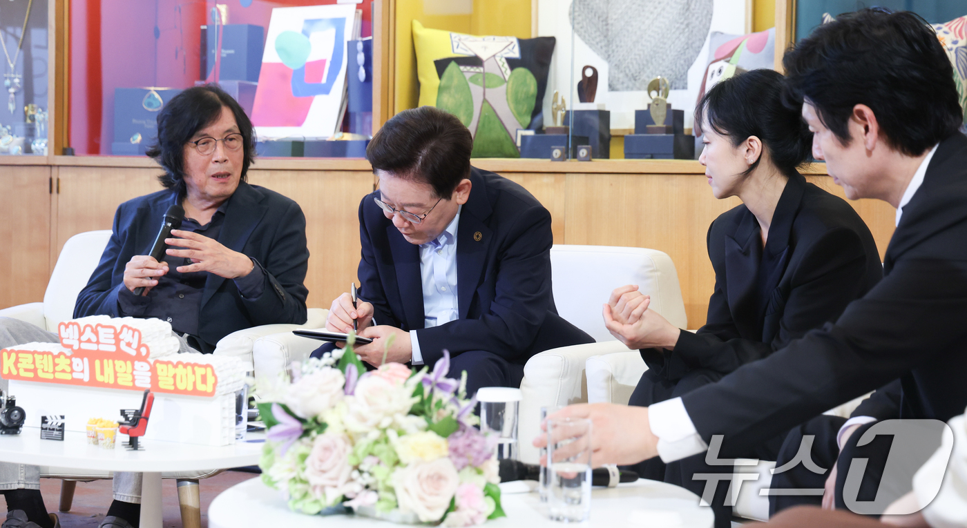 (생폴드방스(프랑스)=뉴스1) 이재명 기자 = 프랑스를 국빈 방문 중인 이재명 대통령이 7일(현지시간) 생폴드방스 매그 재단에서 열린 '뤼미에르 서밋' 영화인과의 대화에서 이창동 …