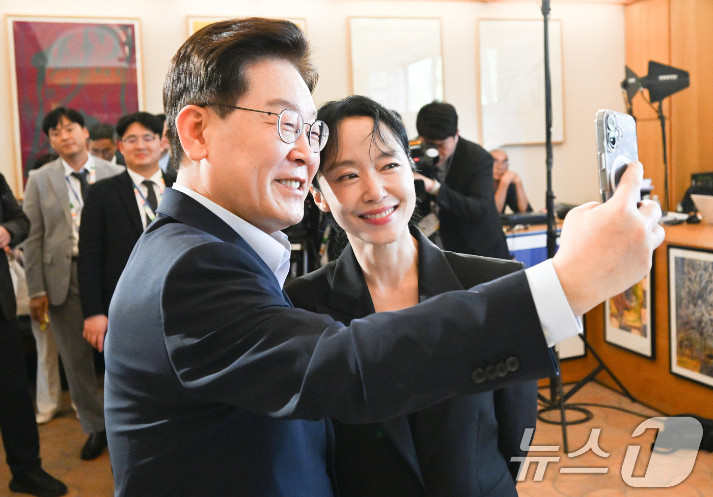 (생폴드방스(프랑스)=뉴스1) 이재명 기자 = 프랑스를 국빈 방문 중인 이재명 대통령이 7일(현지시간) 생폴드방스 매그 재단에서 열린 '뤼미에르 서밋' 영화인과의 대화에서 배우 전 …