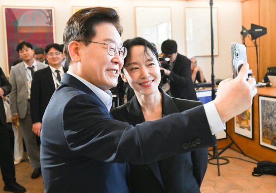 李대통령 "영화산업 투자 효율 커"…"아내가 찍어오래서" 전도연과 셀카도(종합)