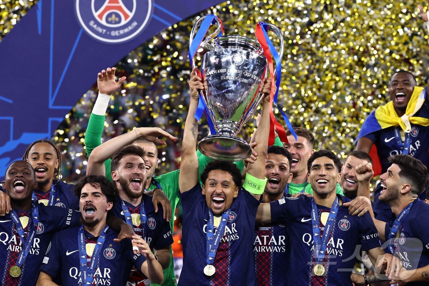 본문 이미지 - 지난 시즌 UEFA 챔피언스리그 2연패를 달성했던 파리 생제르맹. ⓒ AFP=뉴스1