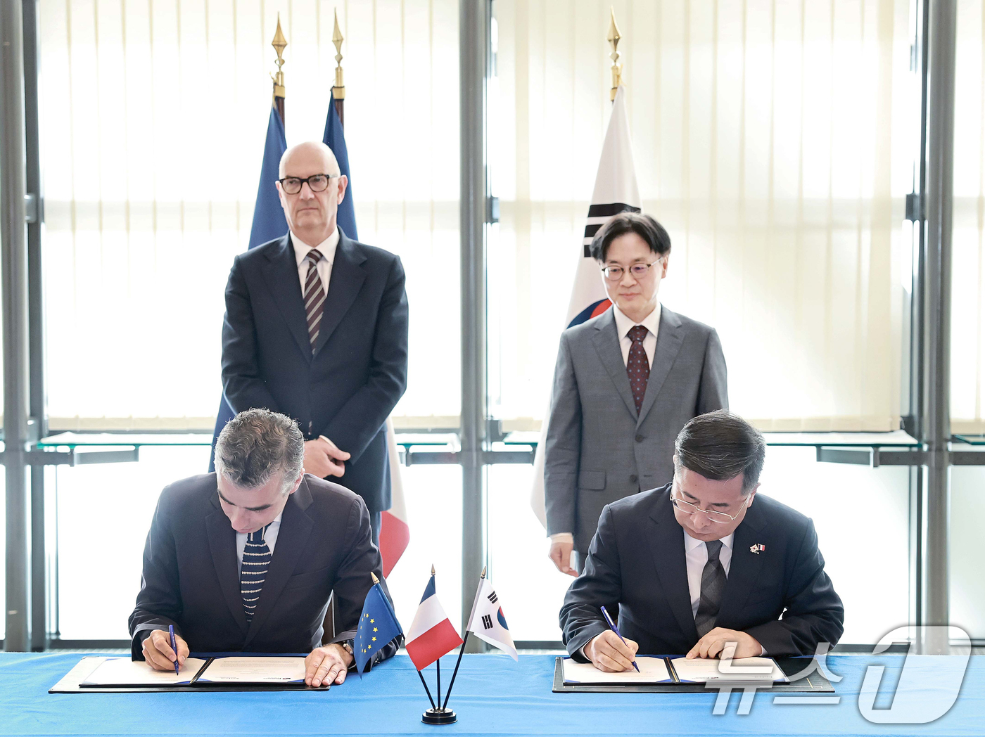 (서울=뉴스1) 김진환 기자 = 7일 프랑스 파리 경제·재정·산업·에너지·디지털 주권부 회의실에서 김정관 산업통상부 장관(오른쪽)과 프랑스 경제·재정·산업·에너지·디지털 주권부 장 …