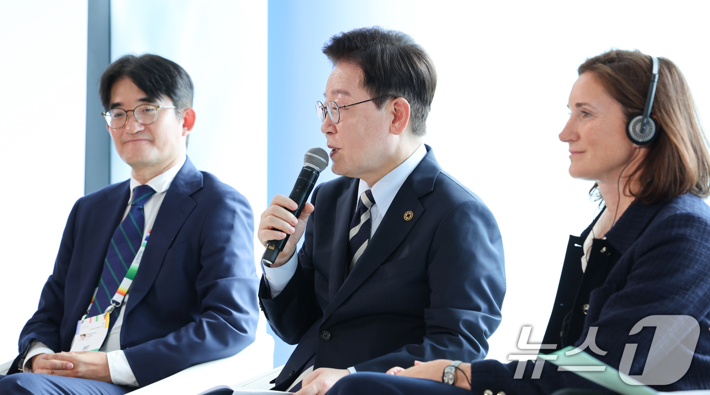 (생폴드방스(프랑스)=뉴스1) 이재명 기자 = 프랑스를 국빈 방문 중인 이재명 대통령이 7일(현지시간) 생폴드방스 매그 재단에서 열린 '뤼미에르 서밋' 영화/영상 관련 라운드테이블 …