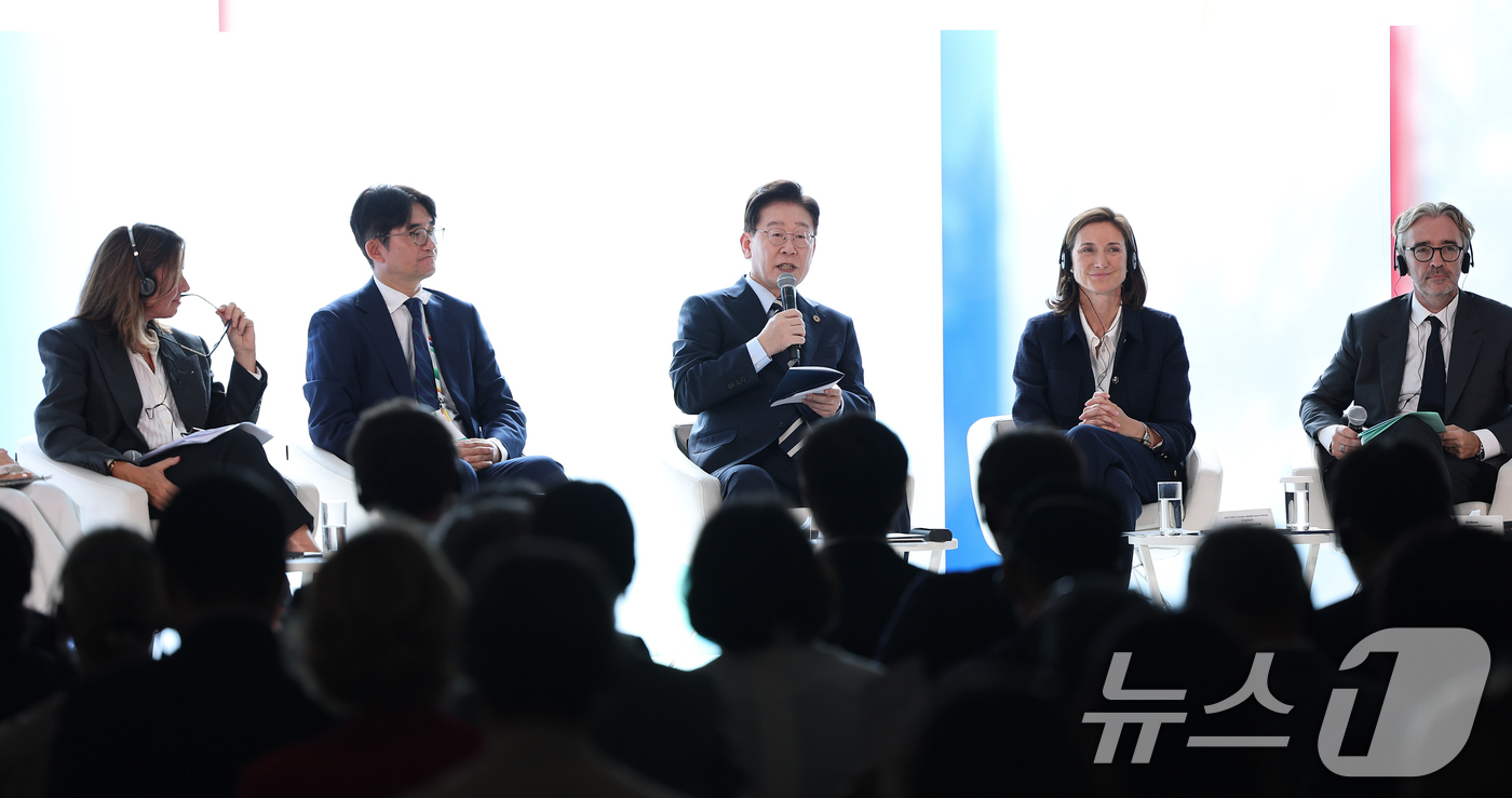 (생폴드방스(프랑스)=뉴스1) 이재명 기자 = 프랑스를 국빈 방문 중인 이재명 대통령이 7일(현지시간) 생폴드방스 매그 재단에서 열린 '뤼미에르 서밋' 영화/영상 관련 라운드테이블 …