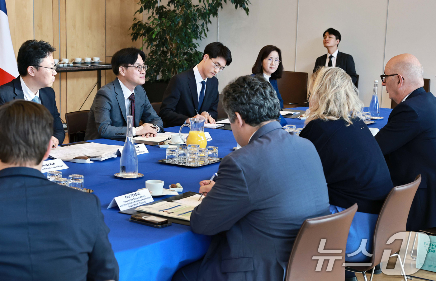 (서울=뉴스1) 김진환 기자 = 김정관 산업통상부 장관이 7일(현지시간) 프랑스 파리 경제·재정·산업·에너지·디지털 주권부 회의실에서 롤랑 레스퀴르 프랑스 경제·재정·산업·에너지· …