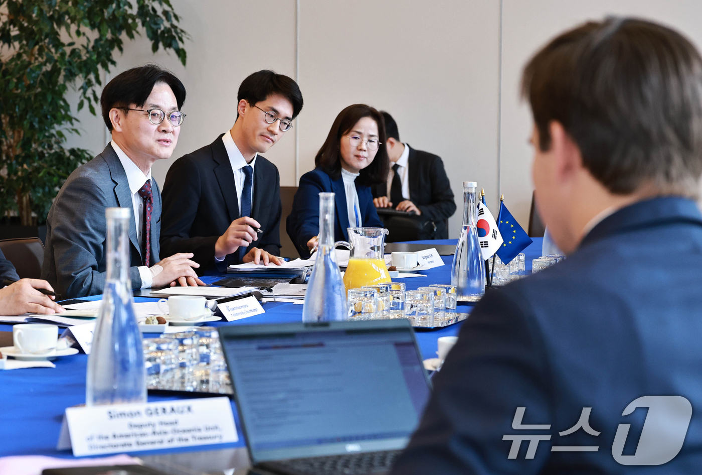 (서울=뉴스1) 김진환 기자 = 김정관 산업통상부 장관이 7일(현지시간) 프랑스 파리 경제·재정·산업·에너지·디지털 주권부 회의실에서 롤랑 레스퀴르 프랑스 경제·재정·산업·에너지· …